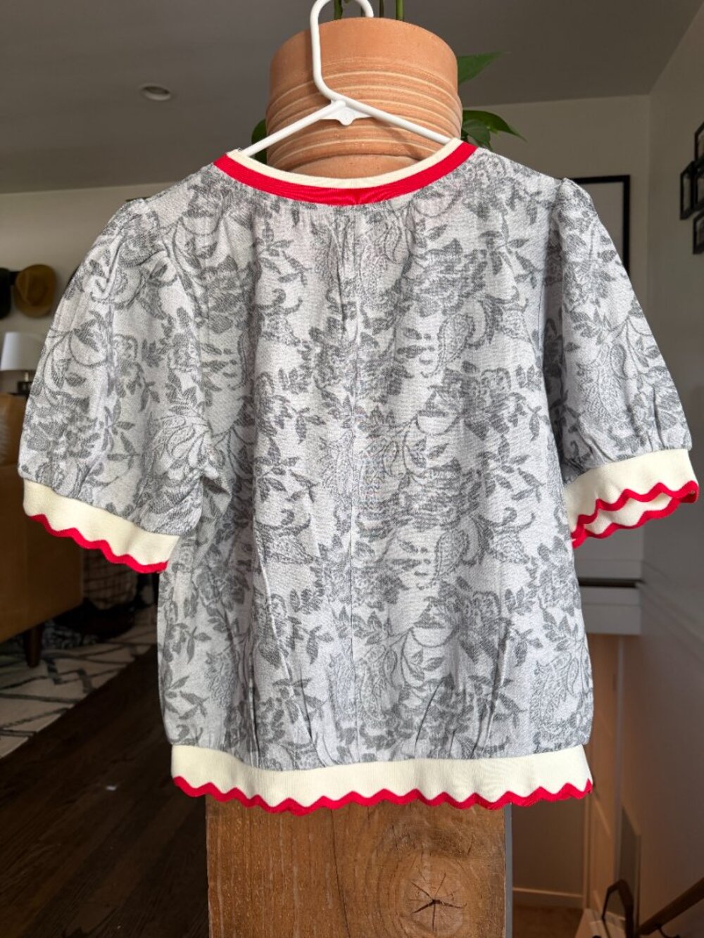 Floral Scallop Hem Contrast Top - Picture 4 of 6